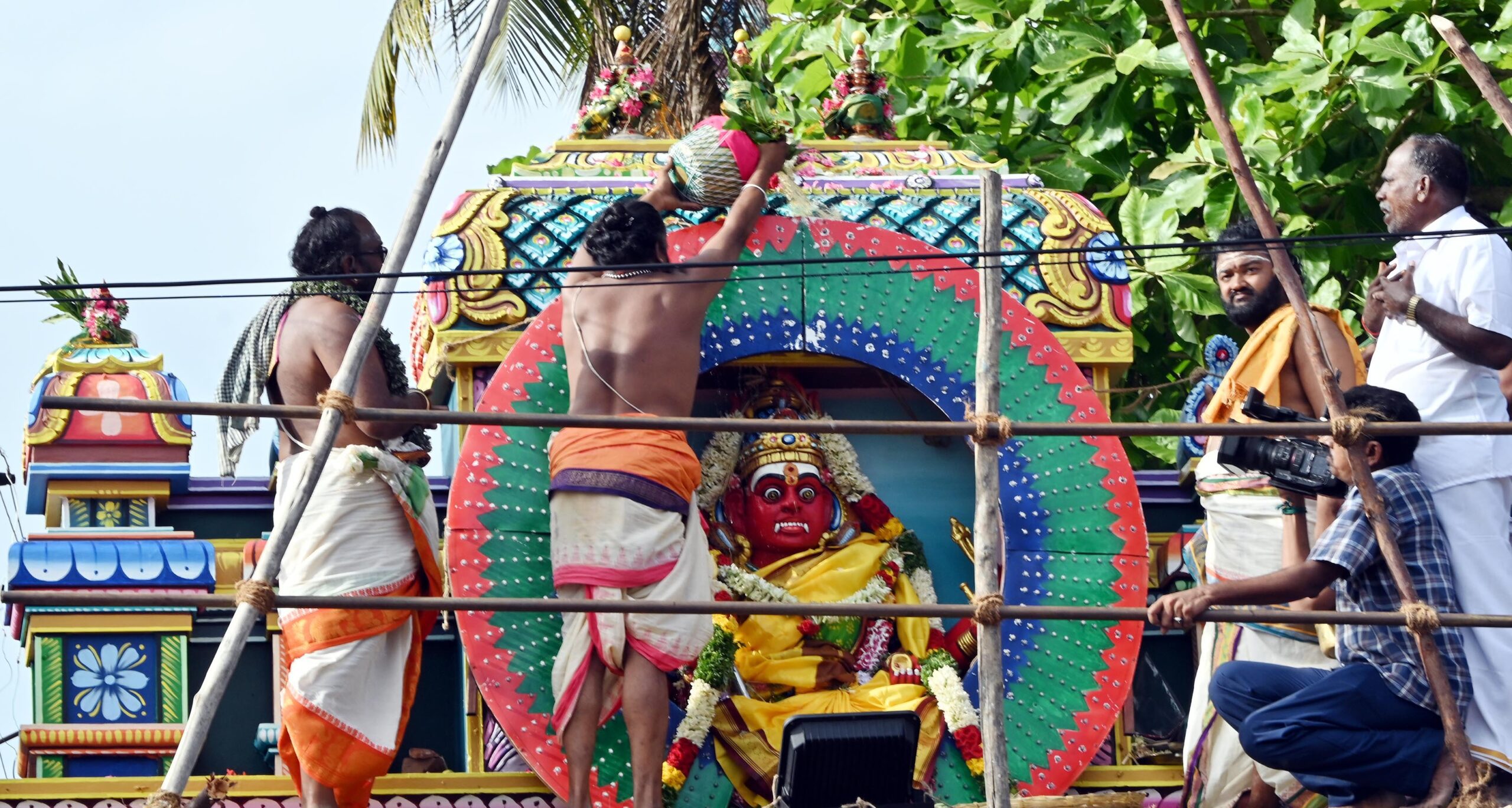 மலையில் கொட்டிக்கிடக்கும் தங்கம் – யாருக்கு சொந்தமாகும்?