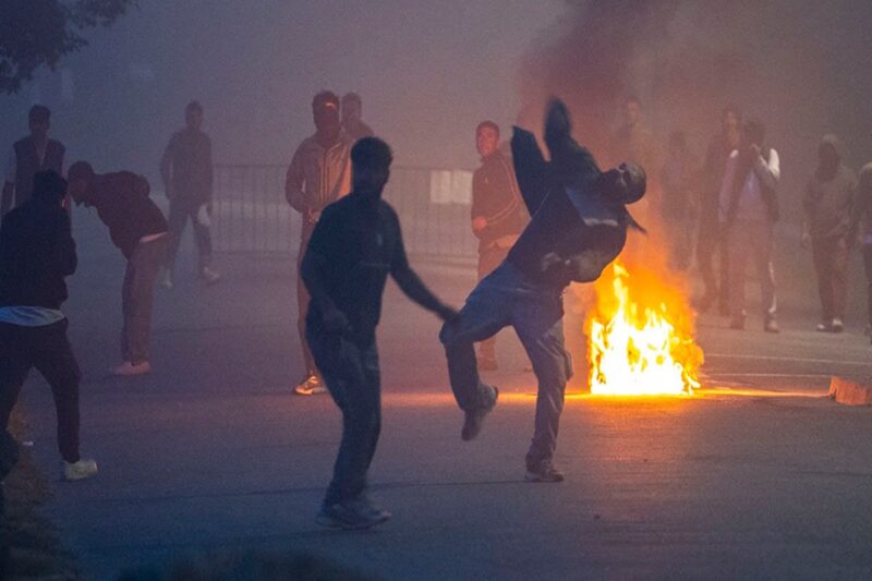 பிரான்சில் பதற்றம்: குடியேற்றவாசிகள் – பொலிஸார் மோதல்!