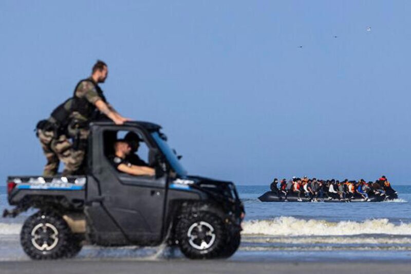 பிரிட்டன் பணத்தில் பிரெஞ்சு போலீஸ் உல்லாசப் பயணம்: ஆனால் படகுகளை தடுக்க முடியவில்லை