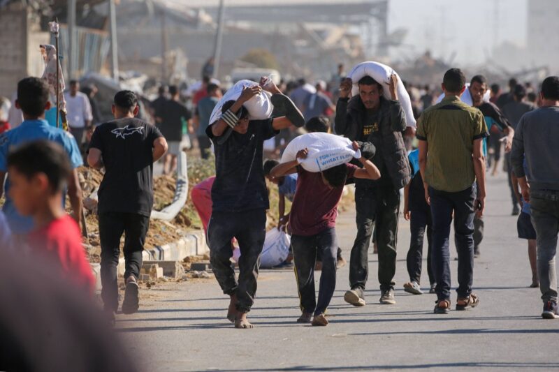 பட்டினியால் தவிக்கும் மக்கள் – உணவு லாரிகளைத் துரத்தி மரணத்தை எதிர்கொள்ளும் அவலம்!