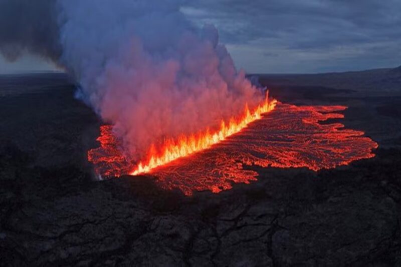 பூமி பிளந்து, நெருப்புக் கடல் கொப்பளிக்கும் ஐஸ்லாந்து எரிமலை!