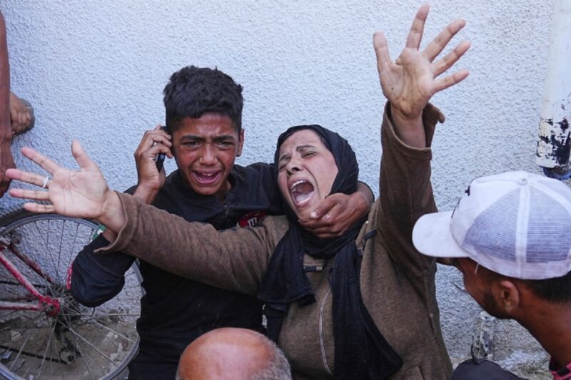 ஈழத் தமிழர்களை போல கதறி அழும் பாலஸ்தீன பெண்கள் இந்த புகைப்படம் உலகையே உலுக்கியது !