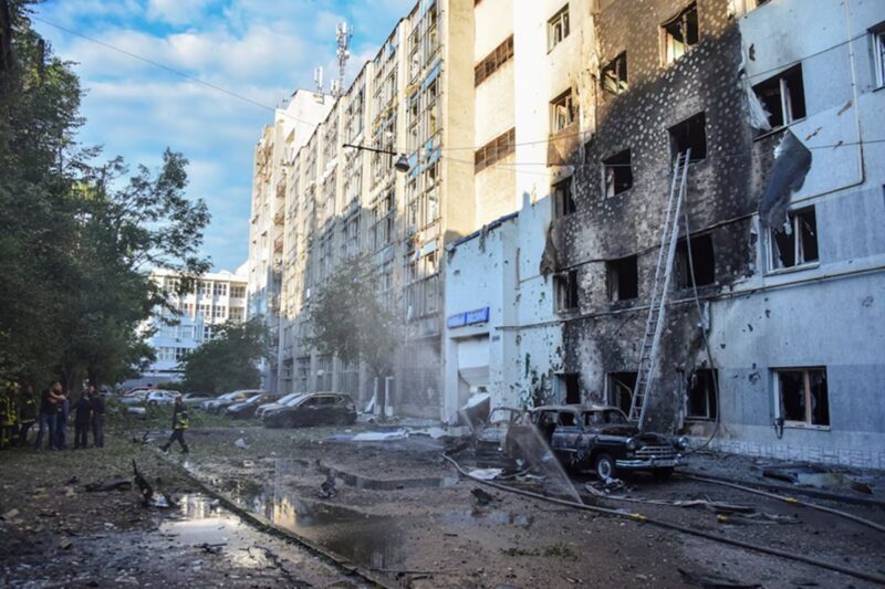 மேற்கு உக்ரைன் மீது ரஷ்யாவின் கடும் தாக்குதல்: செர்னிவ்ட்ஸியில் இருவர் உயிரிழப்பு!