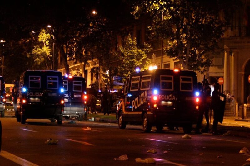 ஸ்பெயின் நகரில் இரு குழுக்களுக்கிடையே வன்முறை மோதல்கள் – 5 பேர் காயம்!