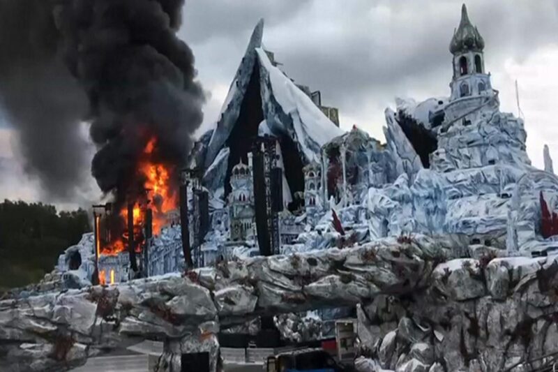 பிரம்மாண்ட மேடை விழாவுக்கு முன்னரே தீயில் கருகி நாசம்: இசை உலகின் கனவு தகர்ந்தது!