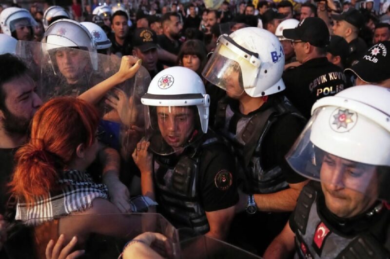 துருக்கியில் ஒடுக்குமுறை விரிவாக்கம்: மூன்று எதிர்க்கட்சி மேயர்கள் கைது!