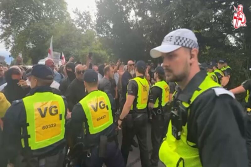 இங்கிலாந்தில் வெடித்தது கலவரம்! போராட்டக்காரர்களுக்கும், பொலிஸாருக்கும் இடையே கடும் மோதல்!