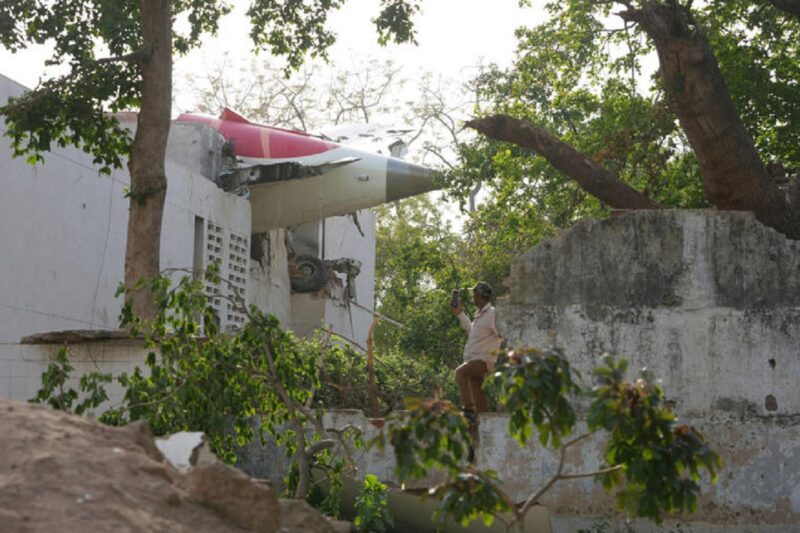 விமான விபத்தில் உயிரிழந்தவர்களின் குடும்பத்தினரை மிரட்டி இழப்பீட்டுப் பத்திரங்களில் கையெழுத்துப் பெற முயற்சி