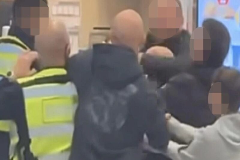 பெற்றோர்கள் மற்றும் குழந்தைகள் முன்னிலையில் வெடித்த மோதல் (Video)