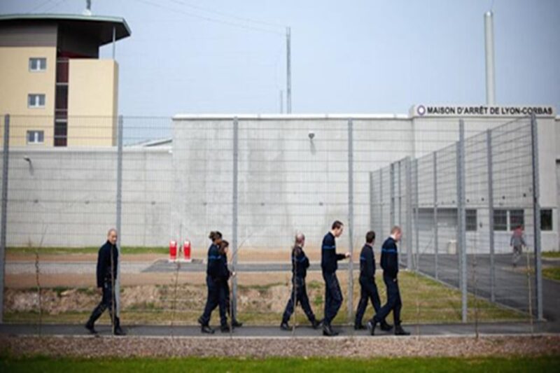 சக கைதியின் பையில் பதுங்கி சிறையிலிருந்து தப்பியோடிய கைதி!