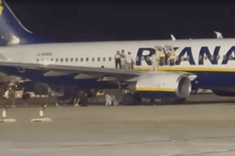 விமானத்தில் அலறல்! விமானத்தின் இறக்கைகளில் இருந்து குதித்த பயணிகள் 