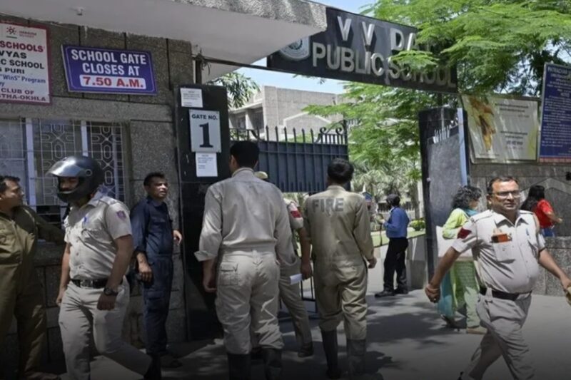 20க்கும் மேற்பட்ட பள்ளிகளுக்கு வெடிகுண்டு மிரட்டல்: பீதியில் பெற்றோர்கள்!