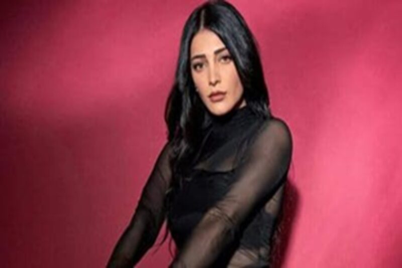 “அன்பானவர், கூலானவர், கூர்மையானவர்!” –  ஸ்ருதி ஹாசன்  பாராட்டு!