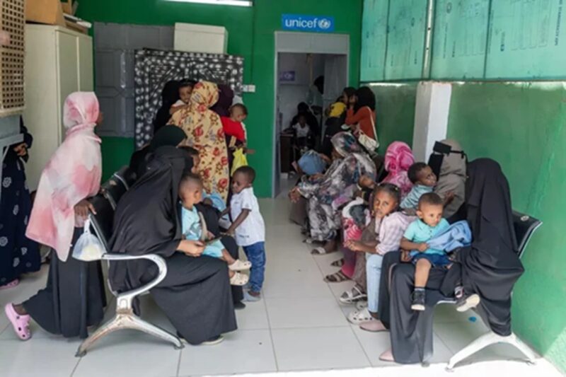 சூடானில் குழந்தைகளுக்கு மரண அச்சுறுத்தல்: தடுப்பூசி விகிதங்கள் பாதியாகக் குறைந்தது!