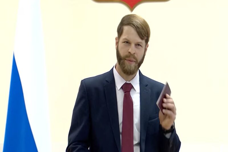 அமெரிக்காவின் துரோகிக்கு ஜனாதிபதி புடின் ரஷ்ய பாஸ்போர்ட் வழங்கினார்