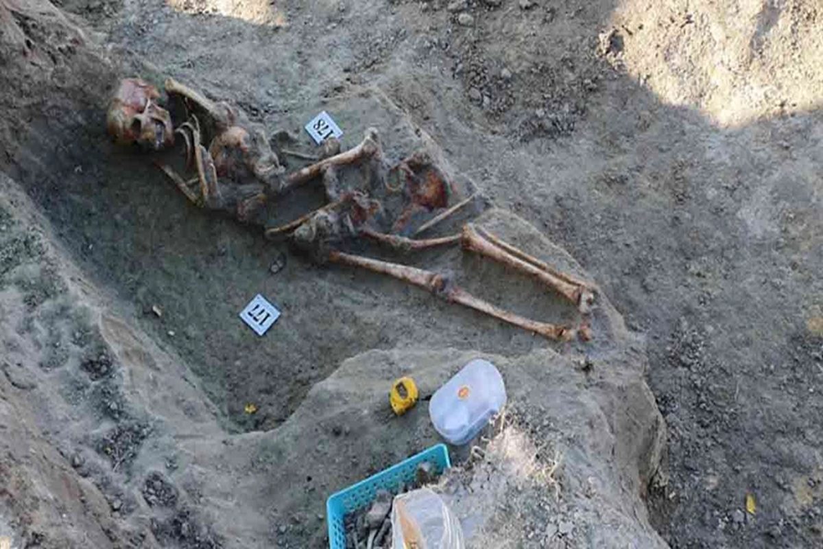 நெஞ்சோடு அணைத்த நிலையில்  தாய்-சேய் எலும்புக்கூடுகள் கண்டெடுப்பு!