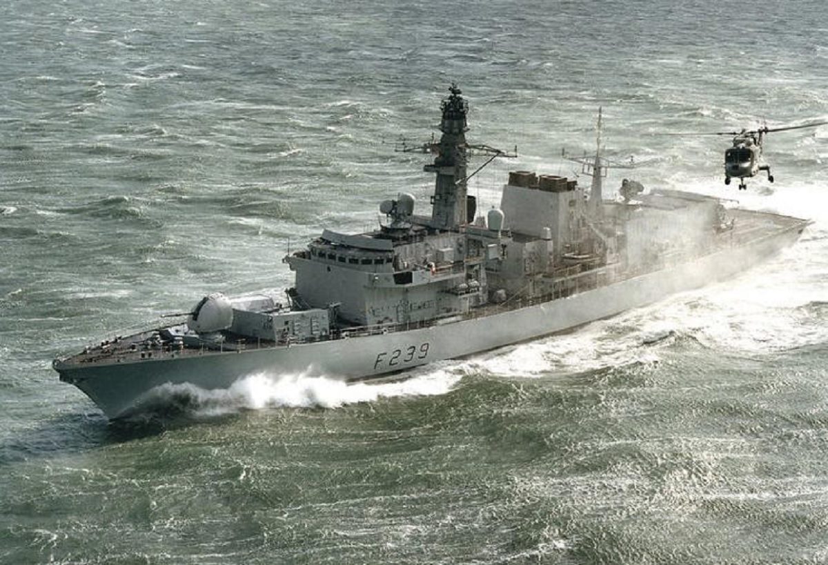 தைவான் ஜலசந்தியில் சிக்கிய பிரித்தானிய போர் கப்பலை இடை மறித்த சீனா- பெரும் பதற்றம் !