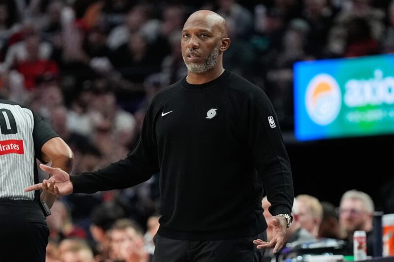 NBA-வை உலுக்கிய சூதாட்டப் புகார்கள்: பிளேஸர்ஸ் பயிற்சியாளர் அதிரடியாகக் கைது!