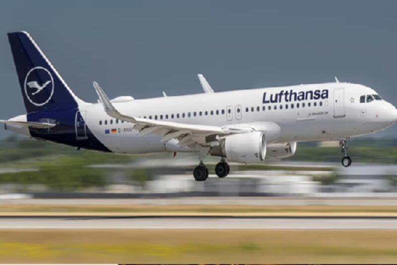 நடுவானில் அரங்கேறிய கொடூரம்: திசை திருப்பப்பட்ட விமானம்!