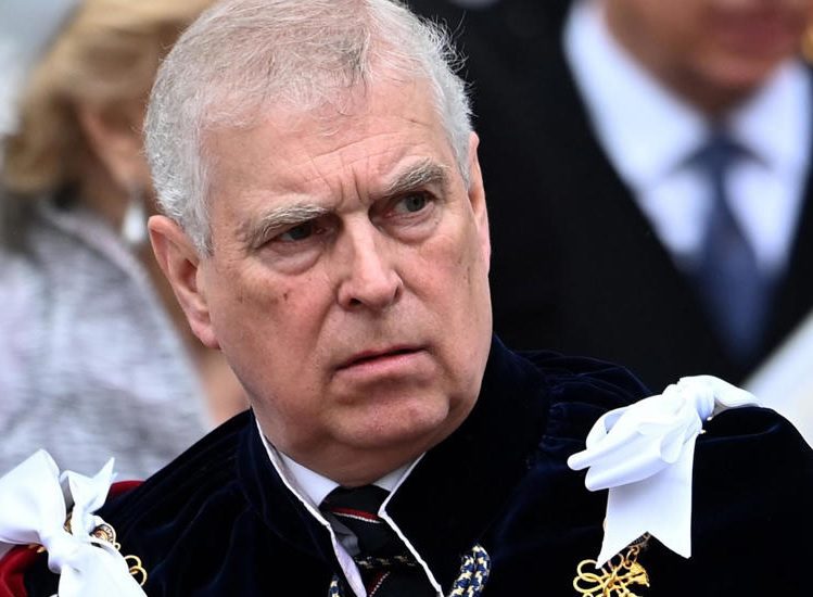 எல்லாம் காம வெறி: அனைத்து அரச பதவிகளையும் இழந்தார் Prince Andrew.