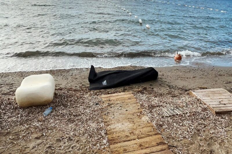 கடற்பரப்பில் அகதிகள் படகு கவிழ்ந்து பெரும் சோகத்தையும், சர்வதேச அளவில் அதிர்ச்சியையும் ஏற்படுத்தியுள்ளது.