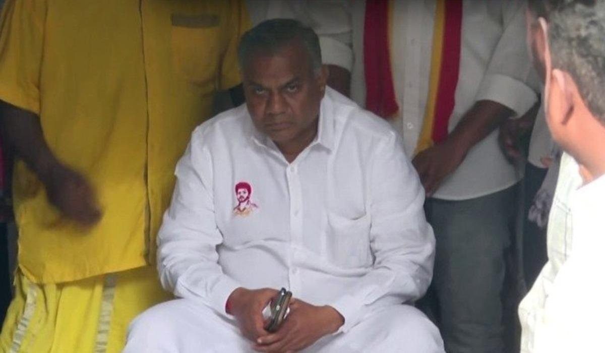 5 தனிப்படையால் அசைக்கவே முடியவில்லை: இளைஞர்கள் ஆனந்திற்கு கொடுக்கும் பாதுகாப்பு !