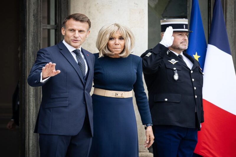 பிரான்ஸ் அதிபர் மனைவி ‘ஆணா’? – பிரெஞ்சு முதல் பெண்மணி மீதான பாலின வதந்தி வழக்கு விசாரணை ஆரம்பம்!