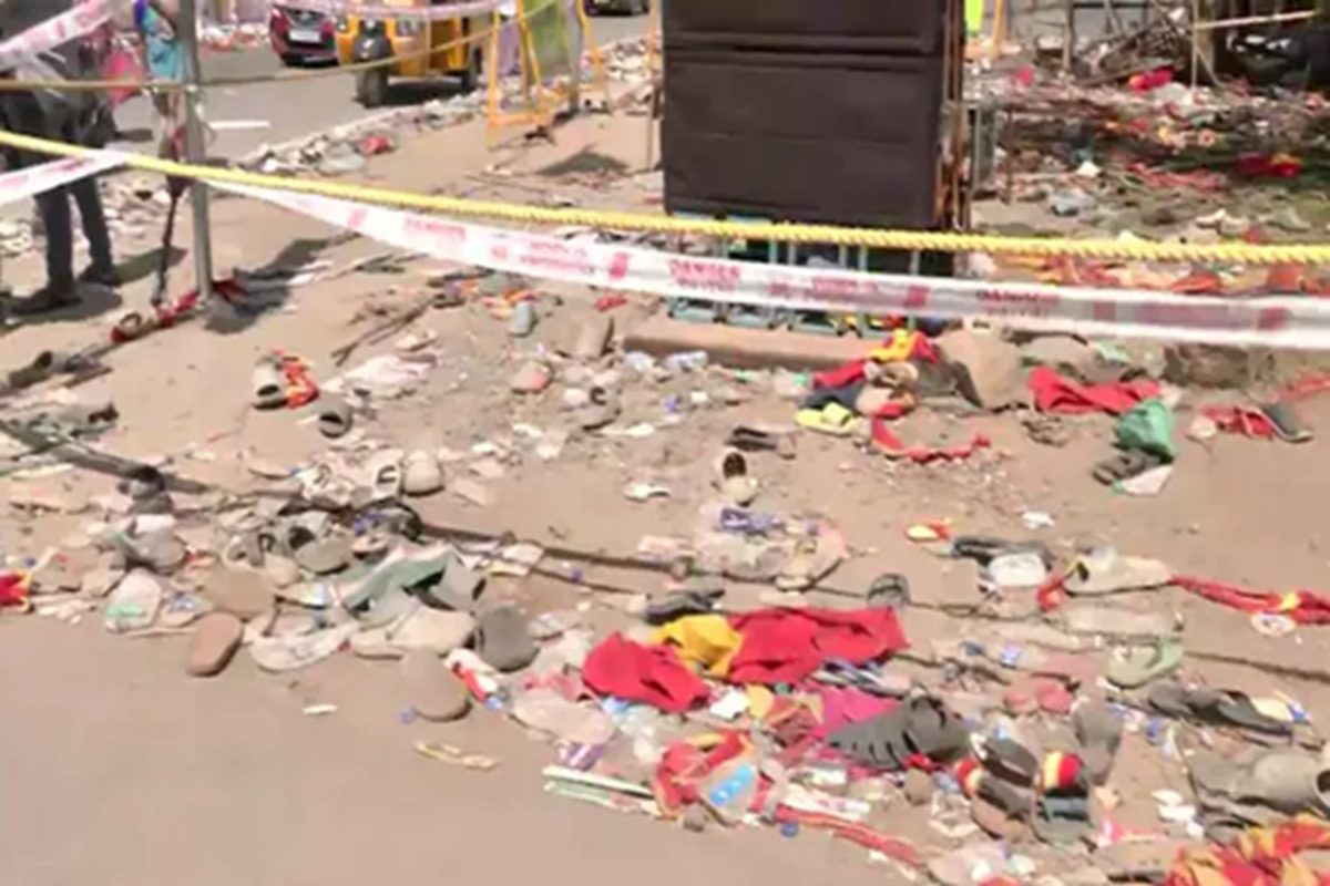 கரூர் அதிகாரிகள் மீது நடவடிக்கை கோரி, தமிழக வெற்றிக் கழக வழக்கறிஞர் மனு