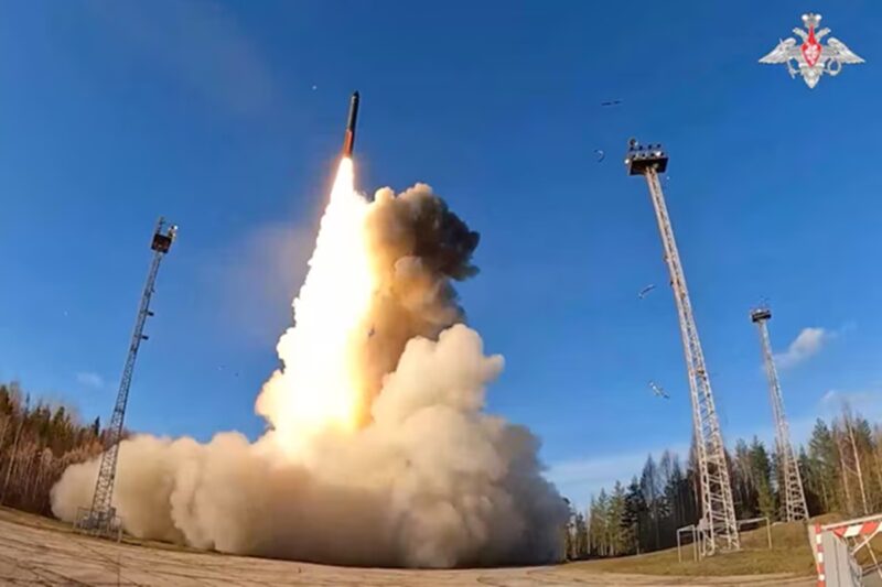 அணு ஆயுத ஒத்திகை VS பொருளாதாரத் தடை! அமெரிக்கா – ரஷ்யா இடையே உலகை உலுக்கும் நேரடி மோதல்!