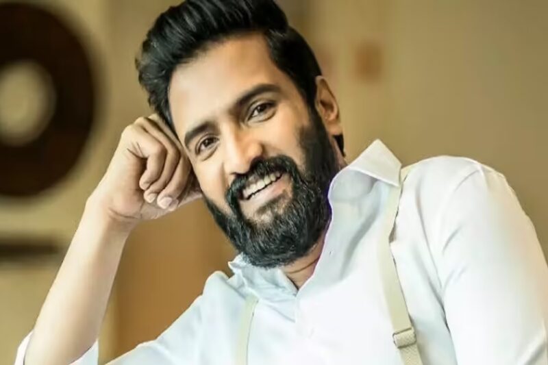 ஹீரோ ரூட்டை விட்டு விலகிய சந்தானம்: மெகா ஹீரோக்களுடன் மீண்டும் கூட்டணி!