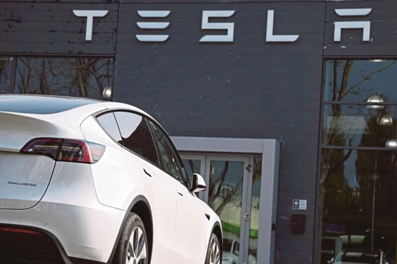 அதிர்ச்சியில் அமெரிக்கப் போக்குவரத்துத் துறை! டெஸ்லா கார்களைத் திரும்பப் பெற அவசர உத்தரவு!