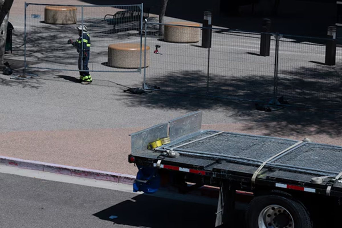 ‘சார்லி கிர்க் மரணம்’ குறித்துப் பேசியபடி குடிவரவு அதிகாரிகளை மிரட்டிய பெண்