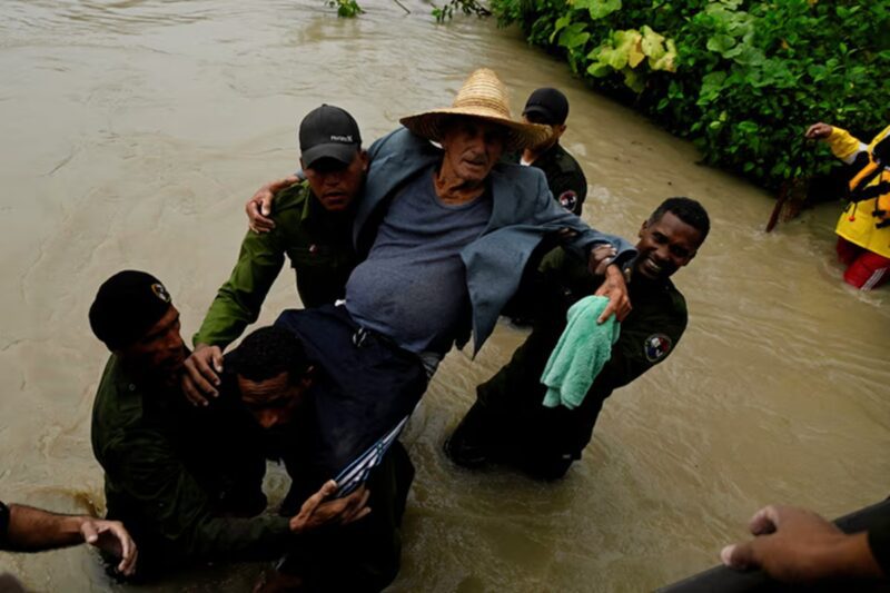 மெலிசா சூறாவளி: வெள்ளத்தில் சிக்கிய மக்களை மீட்க நடவடிக்கை!