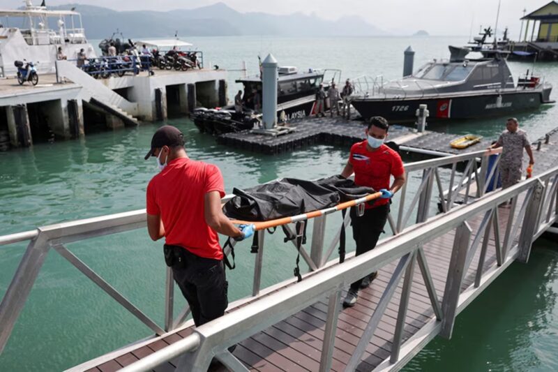 அகதிகள் படகு விபத்தில் பலியானோர் 21 ஆக உயர்வு: 230 பயணிகளின் நிலை கேள்விக்குறி!