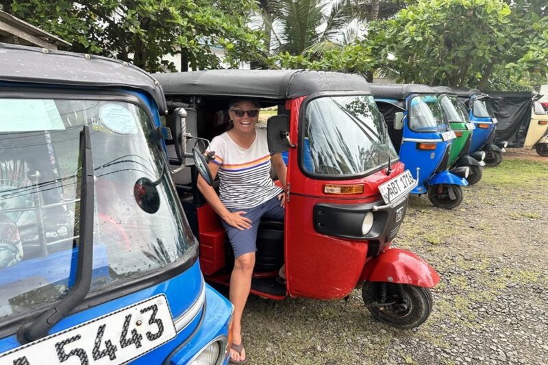  சுற்றுலாப் பயணிகள் முச்சக்கர வண்டியை (Tuk-Tuk) ஓட்டுவது சட்டவிரோதம்: பொலிஸ் எச்சரிக்கை!