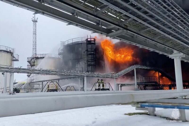 முக்கிய எண்ணெய் துறைமுகத்தில் உக்ரைன் டிரோன் தாக்குதல்: தீப்பிடித்த கப்பல்!