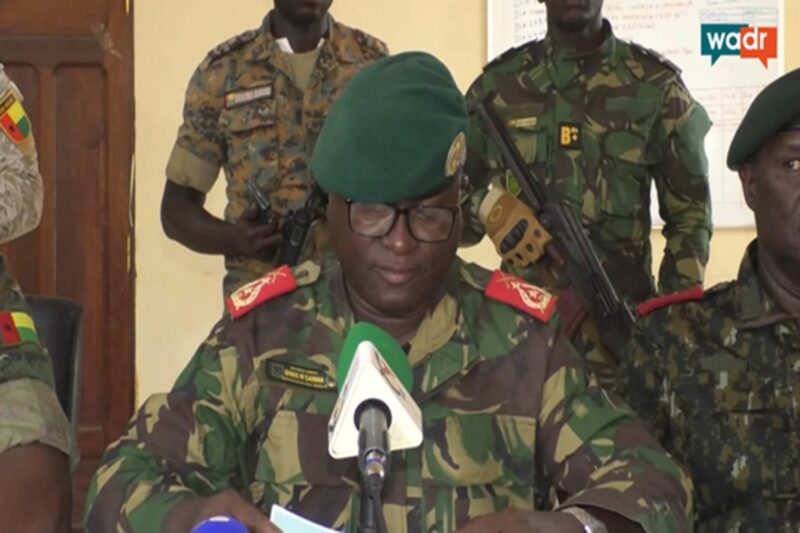 ‘புரட்சி’: அதிபர் கைது; ராணுவம் வெளியிட்ட அதிரடி உத்தரவு: ஆட்சியைப் பிடித்ததாக அறிவிப்பு!