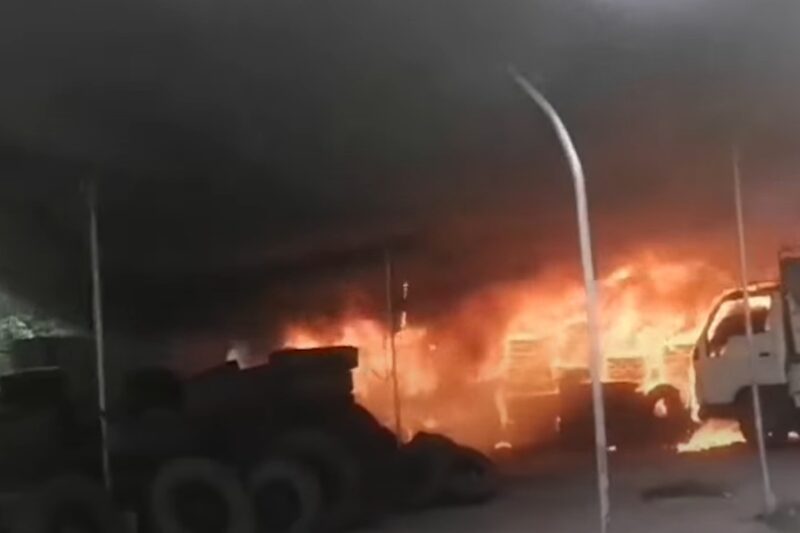 வானுயர எழுந்த புகை மண்டலம்! பெரும் பொருட்சேதம்! பல மணி நேரப் போராட்டத்திற்குப் பிறகு தீ கட்டுப்பாடு!