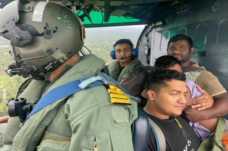 8 பேரை மீட்ட இந்திய கடற்படை ஹெலிகாப்டர்கள்; இலங்கைக்கு இந்தியாவின் உதவி அதிகரிப்பு