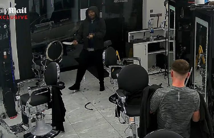 11 பேரை குத்த முன்னர் 14 வயது பையனை பாபர் கடையில் மிரட்டிய இந்த காட்டுமிராண்டி !