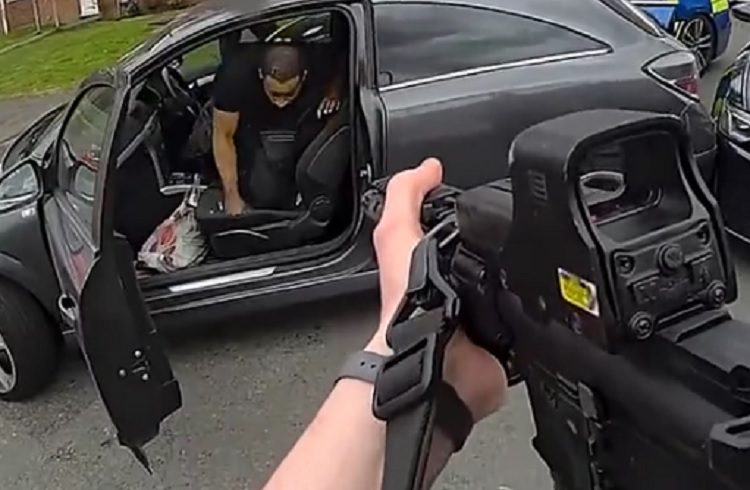 பாயின்ட் பிளாங்கில் சுட்ட கிருமினல் வளைத்து பிடித்த பிரிட்டன் பொலிசார் !