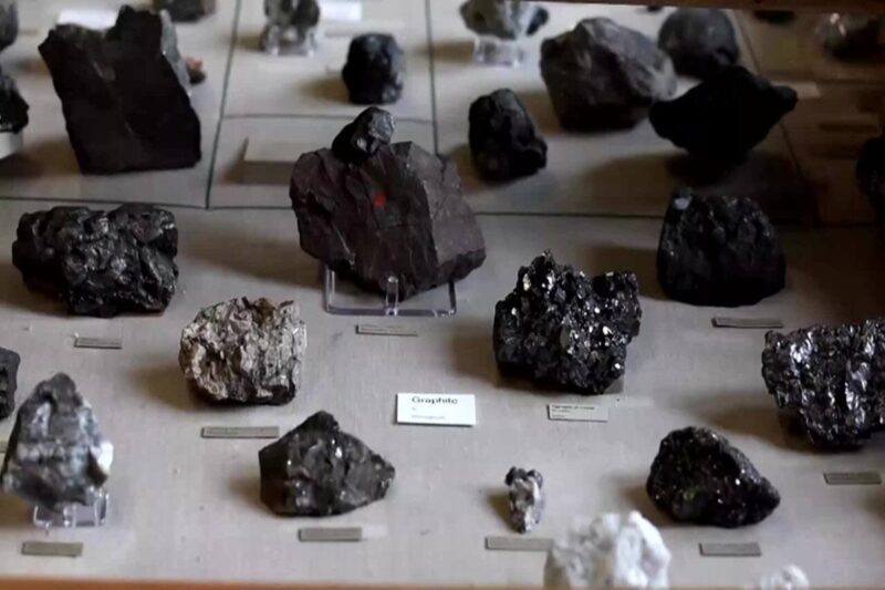 சீனப் போரின் புதிய ஆயுதம்: உலகத் தொழில்நுட்பம் ஸ்தம்பிக்கும் அபாயம்!