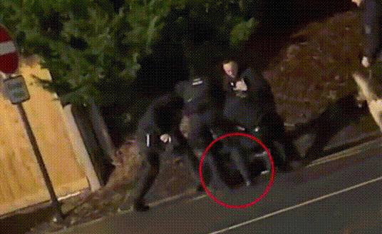 11 பேரை குத்திவிட்டு பொலிசார் மடக்கியதும் “என்னை கொன்று விடுங்கள்” என கூச்சல்