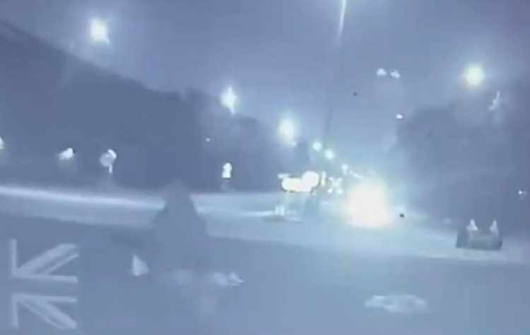 லண்டனில் இன வெறியர்களால் பறக்க விடப்பட்ட கொடிகளை களற்றிய கவுன்சில் வேலை ஆட்கள்