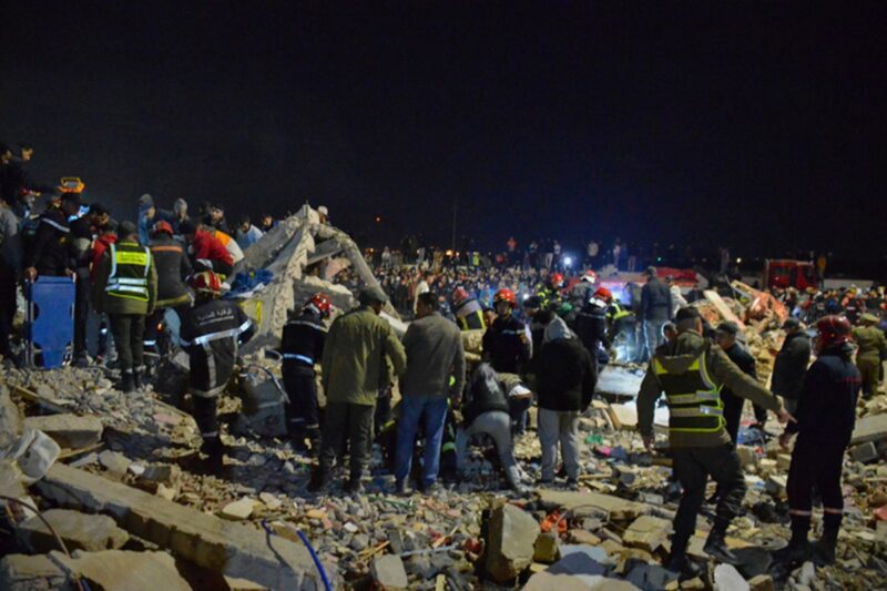 ஒரே இரவில் இடிந்து விழுந்த இரண்டு குடியிருப்பு கட்டிடங்கள்:  9 பேர் பலி (புகைப்படம்/வீடியோ)