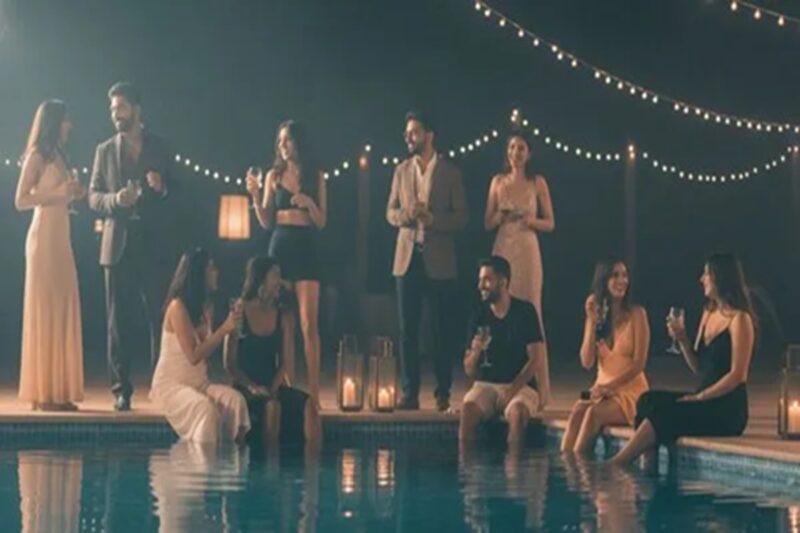 முன் பின் தெரியாத ஆண்கள் மற்றும் பெண்கள் சேர்ந்து உல்லாசம். சமூக வலைத்தளம் மூலம் உள்ளே சென்ற நிருபர்.